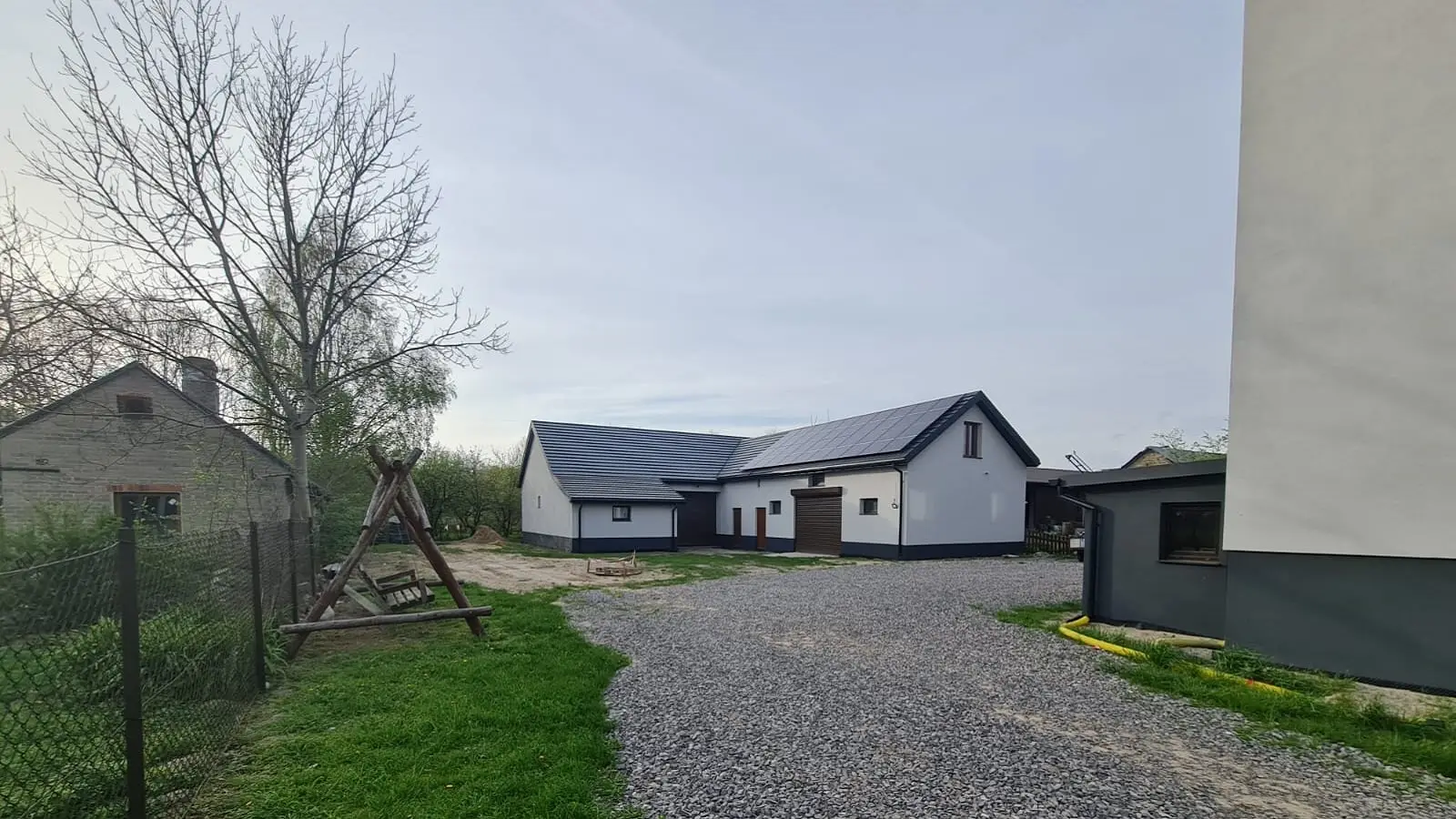 Dom na wsi wykończony przez SB House