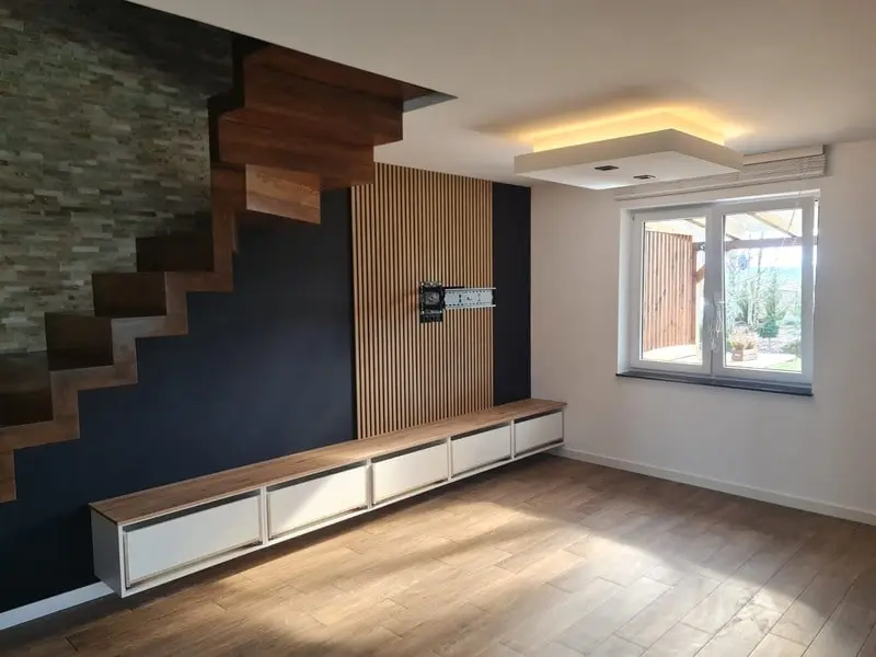 Wykończony przez SB House, drewnanie schody, lampy podwieszane, położone na podłodze drewnanie panele